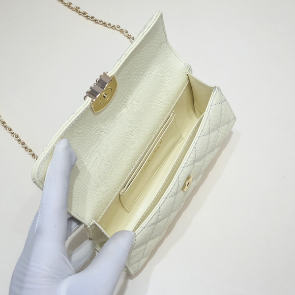 シャネルバッグ着用イメージ